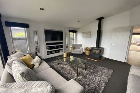 Photo of property in 6 Chestnut Close, Kelvin Grove, Palmerston North, 4414