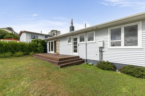 Photo of property in 49 Cotswold Crescent, Newlands, Wellington, 6037