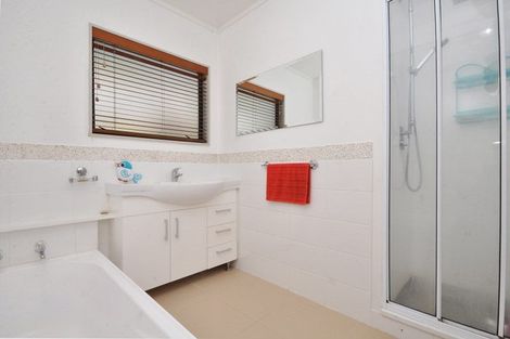 Photo of property in 2/55 Greenvalley Rise, Glenfield, Auckland, 0629