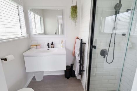 Photo of property in 6 Meadowcroft Grove, Johnsonville, Wellington, 6037