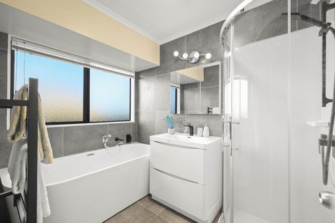 Photo of property in 2/20 Beach Road, Mellons Bay, Auckland, 2014