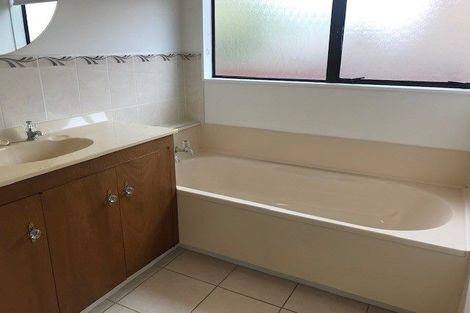 Photo of property in 2/98 Mirrabooka Avenue, Botany Downs, Auckland, 2010