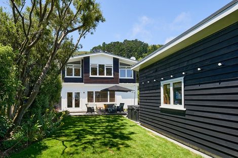 Photo of property in 25 Marine Parade, Eastbourne, Lower Hutt, 5013