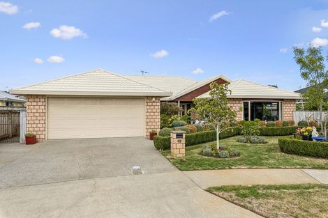 Photo of property in 35 Holcombe Drive, Paraparaumu, 5032