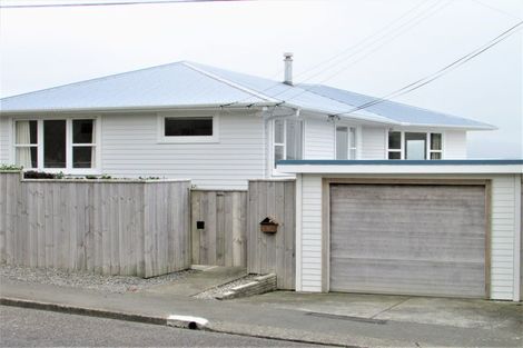 Photo of property in 30 Brooker Grove, Newlands, Wellington, 6037