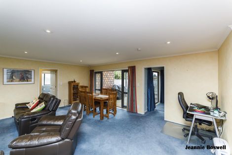 Photo of property in 3 Walnut Grove, Kelvin Grove, Palmerston North, 4414