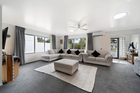 Photo of property in 15 Lanier Place, Glendene, Auckland, 0602