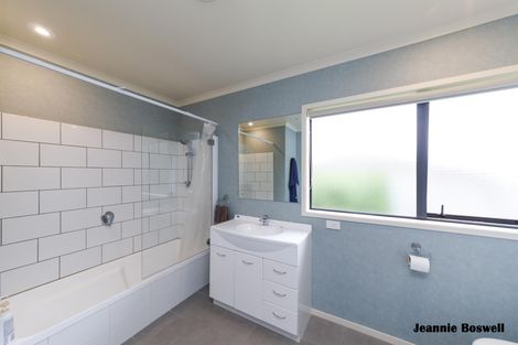 Photo of property in 3 Walnut Grove, Kelvin Grove, Palmerston North, 4414