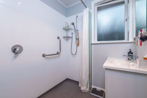 Photo of property in 24 Worcester Place, Cannons Creek, Porirua, 5024