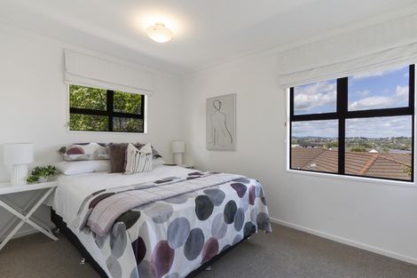 Photo of property in 27 Lexington Drive, Botany Downs, Auckland, 2010