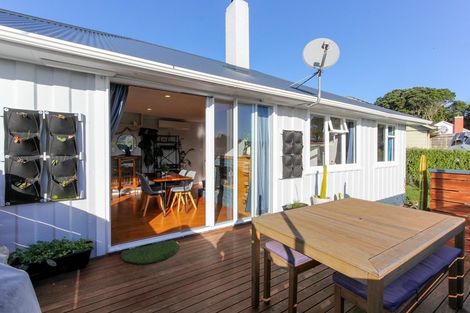 Photo of property in 12 Marton Place, Marfell, New Plymouth, 4310