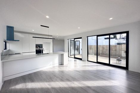 Photo of property in 3b Glennandrew Drive, Half Moon Bay, Auckland, 2012