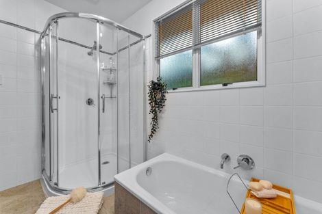 Photo of property in 15 Tableau Place, Totara Vale, Auckland, 0629