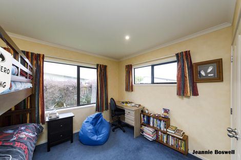 Photo of property in 3 Walnut Grove, Kelvin Grove, Palmerston North, 4414