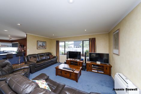 Photo of property in 3 Walnut Grove, Kelvin Grove, Palmerston North, 4414