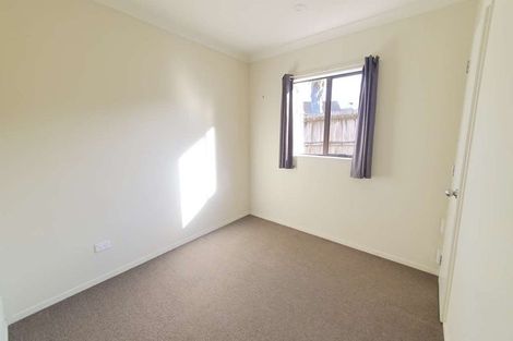 Photo of property in 33 Claverdon Drive, Massey, Auckland, 0614