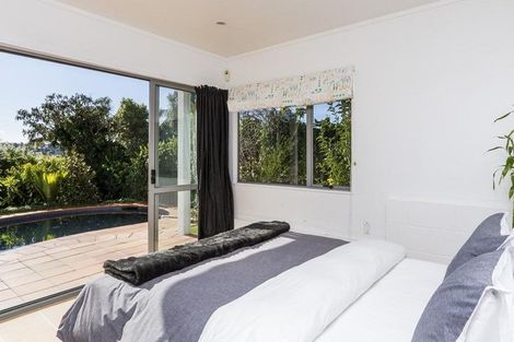 Photo of property in 18 Beechwood Road, Rothesay Bay, Auckland, 0630