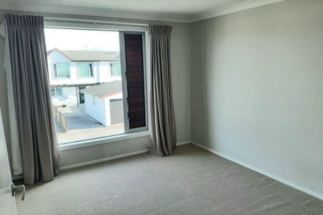 Photo of property in 9b Clearwater Cove, West Harbour, Auckland, 0618