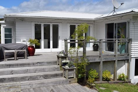 Photo of property in 11 Beulah Avenue, Rothesay Bay, Auckland, 0630