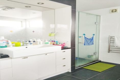 Photo of property in 8 Lakeridge Close, Northcross, Auckland, 0632