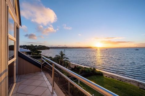 Photo of property in 98 Tindalls Bay Road, Tindalls Beach, Whangaparaoa, 0930