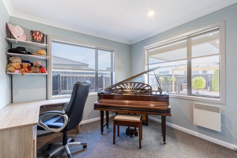 Photo of property in 14 Bridford Way, Paraparaumu, 5032