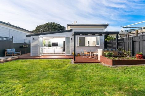 Photo of property in 56 Derwent Street, Island Bay, Wellington, 6023