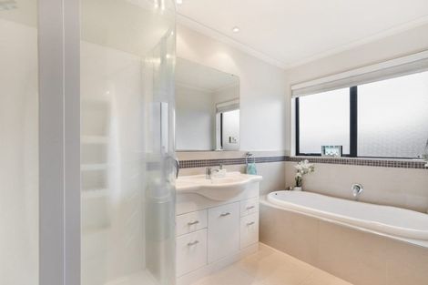 Photo of property in 2 Ellivani Rise, Pukekohe, 2120