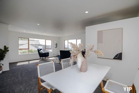 Photo of property in 37 Dress Circle, Newlands, Wellington, 6037