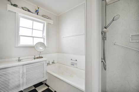 Photo of property in 2 Aotea Crescent, Havelock North, 4130