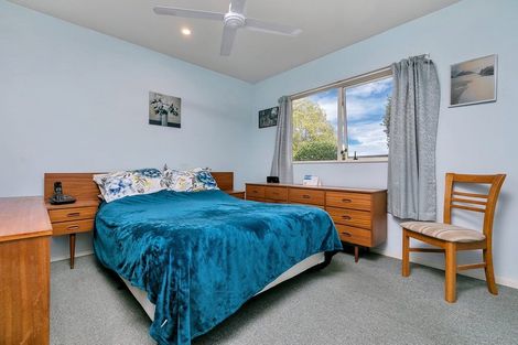 Photo of property in 2/218 Sunnynook Road, Totara Vale, Auckland, 0627