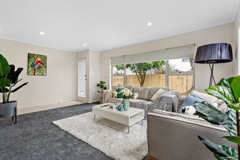 Photo of property in 28 Cedar Heights Avenue, Massey, Auckland, 0614