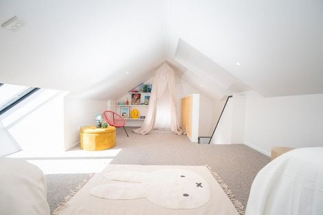 Photo of property in 16 Hawker Street, Mount Victoria, Wellington, 6011