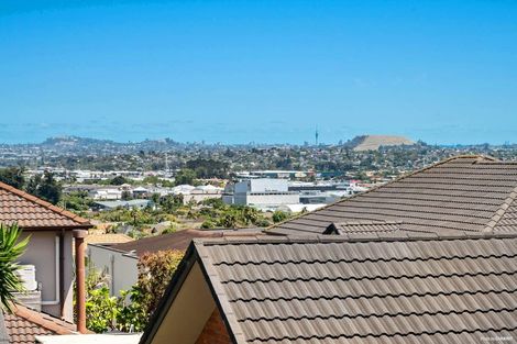 Photo of property in 21 Fairbairn Place, East Tamaki Heights, Auckland, 2016