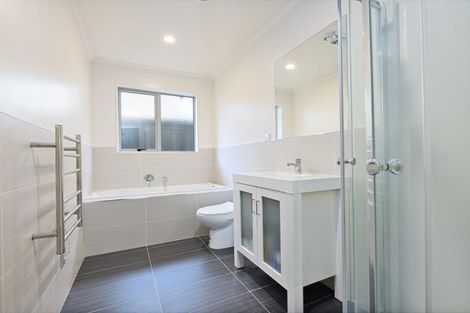 Photo of property in 106c Simpson Road, Henderson Valley, Auckland, 0614