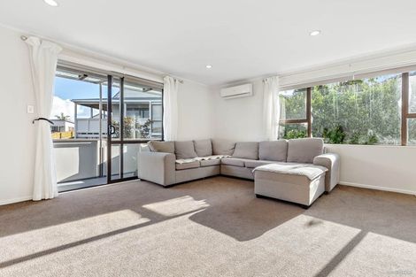 Photo of property in 15 Kayle Glen, West Harbour, Auckland, 0618