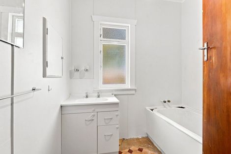 Photo of property in 100 Gonville Avenue, Gonville, Whanganui, 4501