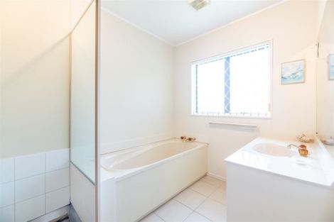 Photo of property in 2 Bosnyak Drive, Te Atatu South, Auckland, 0610