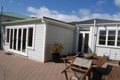 Photo of property in 152 Kelburn Parade, Kelburn, Wellington, 6012