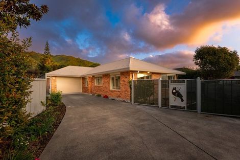 Photo of property in 15 Balmerino Grove, Waikanae, 5036