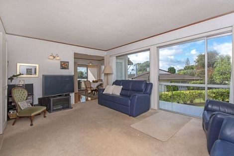 Photo of property in 76 Beechdale Crescent, Pakuranga Heights, Auckland, 2010