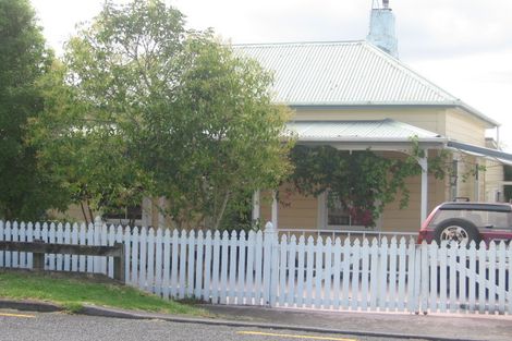 Photo of property in 16 Mozeley Avenue, Devonport, Auckland, 0624