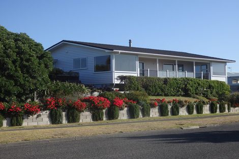 Photo of property in 14 Oratia Street, Waikanae Beach, Waikanae, 5036