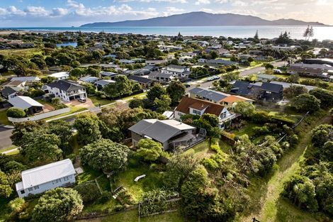 Photo of property in 35 Eruini Street, Waikanae Beach, Waikanae, 5036