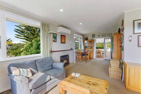 Photo of property in 15 Arthur Street, Waikawa Beach, Levin, 5573