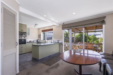 Photo of property in 8 John Dee Crescent, Red Beach, 0932