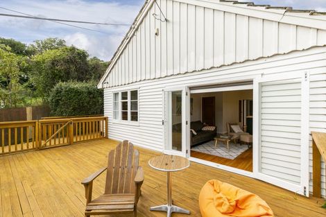 Photo of property in 100 Curtis Street, Northland, Wellington, 6012