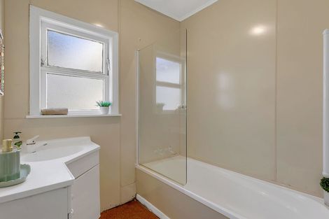 Photo of property in 40 Hinau Street, Tawa, Wellington, 5028