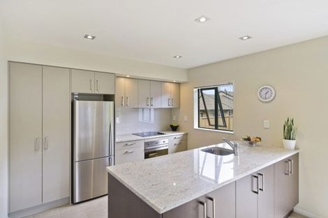 Photo of property in 21 Royalle Mews, Botany Downs, Auckland, 2010