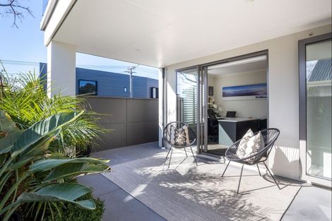 Photo of property in 12 Autere Street, Strandon, New Plymouth, 4312